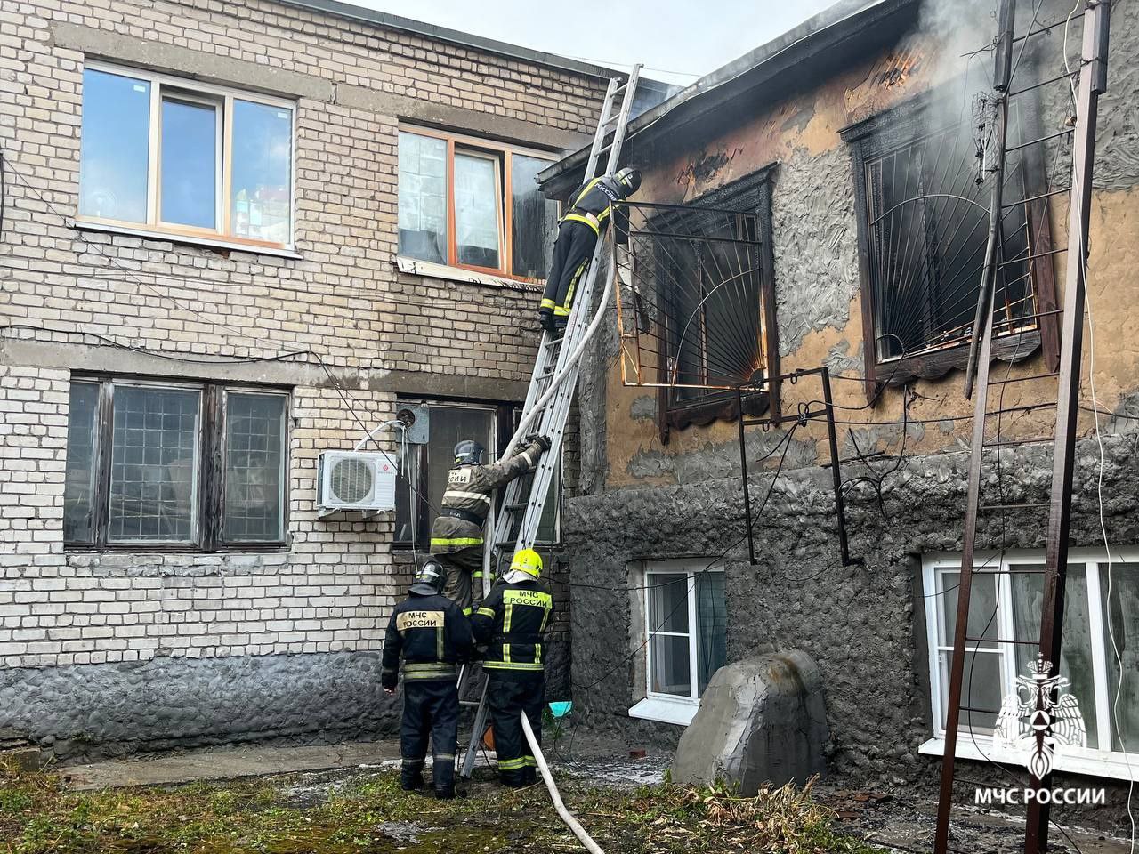 В Рязани две женщины пострадали во время пожара на складе