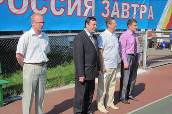 Открытие турнира. Николай Озеров-младший второй слева.
