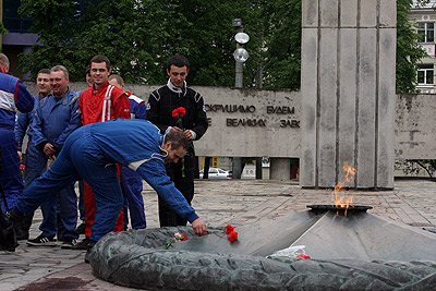 16 мая участники соревнований по автокроссу, посвящённого 100-летию Фёдора Полетаева, возложили цветы к Вечному огню
