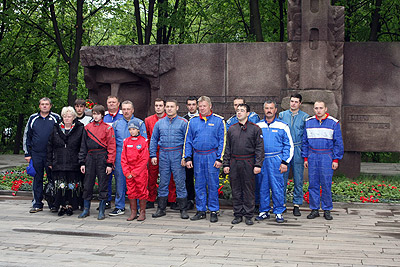 Участники и организаторы соревнований по автокроссу возложили цветы к памятнику Фёдору Полетаеву