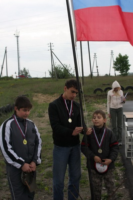 Победители мотокросса у флагштока. Слева направо: Фёдор Миронов, Максим Кузнецов и Степан Бурдаков