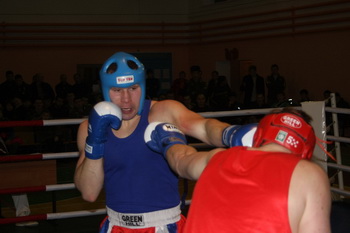 Финальный бой в весовой категории до 81 килограмма между Константином Тихоновым (РВВДКУ) и Владимиром Оськиным (ДЮСШ-5).