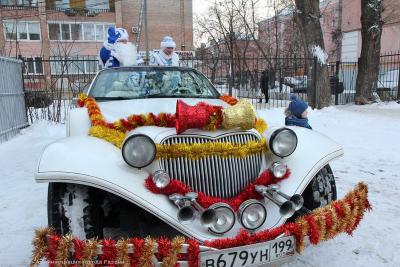 Дед Мороз и Снегурочка с поздравлениями прокатятся по Рязани на лимузине