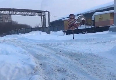 В Рязани инвалид-колясочник не смог добраться в магазин из-за снега на дороге