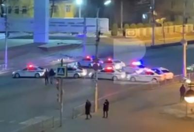 Ночью проезд в центре Рязани перекрыли полицейские автомобили