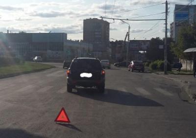 На улице Есенина кроссовер сбил девушку на пешеходном переходе