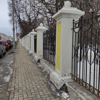 Новая ограда Верхнего городского парка в Рязани осыпается