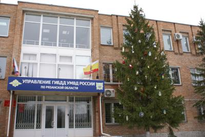 Школьники нарядили новогоднюю ёлку у здания ГИБДД в Рязани