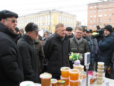Олег Ковалёв посетил ярмарку выходного дня на Театральной