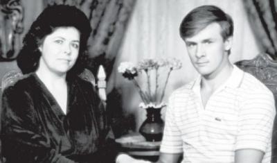 Николай Любимов показал архивное фото с мамой