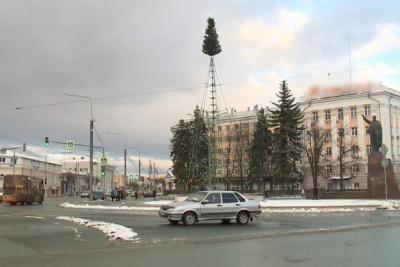 На площади Ленина в Рязани начали монтировать главную новогоднюю ель