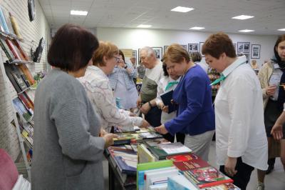Елена Сорокина подарила книги библиотеке имени Есенина