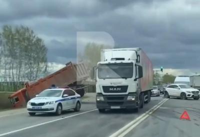 На трассе под Рязанью столкнулись грузовик, УАЗ «Патриот» и Mercedes
