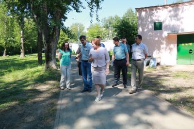 Елена Сорокина проверила восстановление благоустройства в парке Гагарина