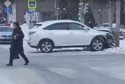 На улице Есенина в Рязани Lexus въехал в столб