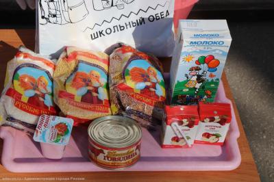 В Рязани начали выдавать продуктовые наборы школьникам