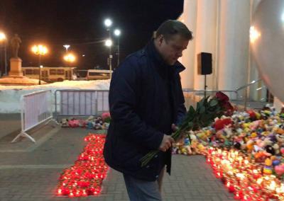 Николай Любимов возложил цветы к мемориалу памяти погибшим при пожаре в Кемерово