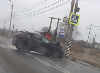 На Московском шоссе Mazda влетела в столб