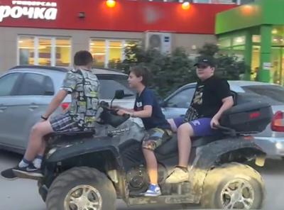 В Канищево сняли детей, гоняющих на квадроцикле