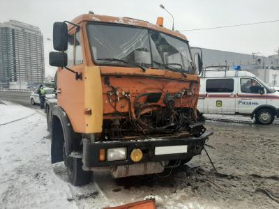 На Солотчинском шоссе «Камаз» врезался в грузовик Volvo
