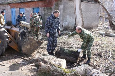 Рязанские полицейские бросили силы на стволы поваленных деревьев