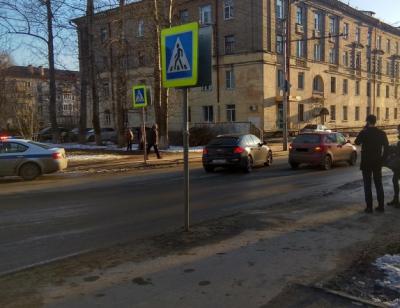 На улице Молодцова пенсионерка угодила под колёса Scoda Fabia