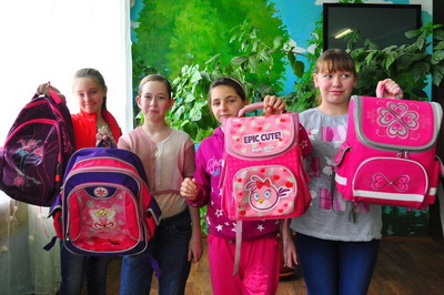 «Канцлер»: Воспитанникам Рязанской школы-интерната вручили рюкзаки