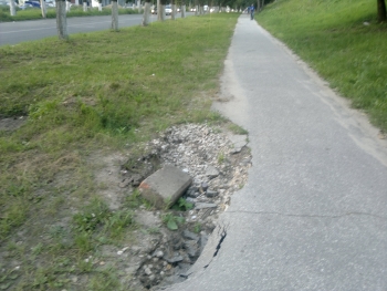 Тротуар улицы Есенина уходит под землю