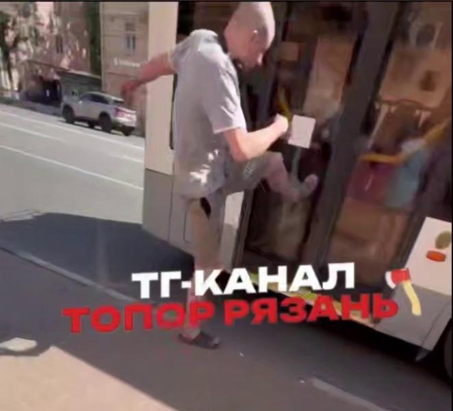 В центре Рязани мужчина отпинал троллейбус