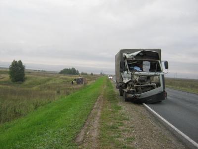 На рязанском участке М6 фура столкнулась с грузовиком