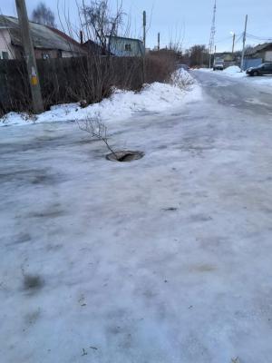 Жители посёлка Шлаковый пожаловались на опасный люк на перекрёстке