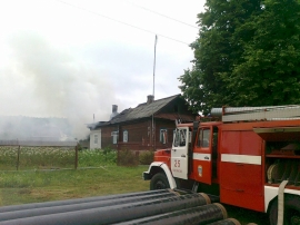 В касимовской деревне огонь прошёлся по крышам дома, бани и хозпостройки