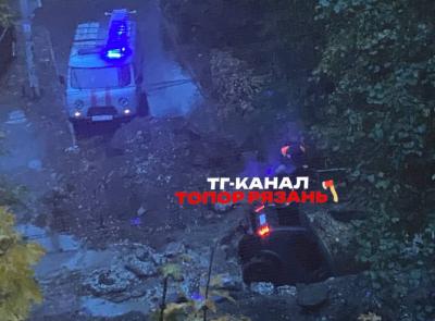 На улице Великанова в Рязани «Нива» провалилась в яму
