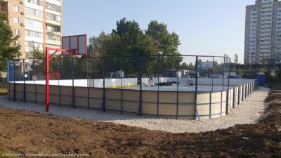 На улице Новаторов открылся универсальный хоккейный корт