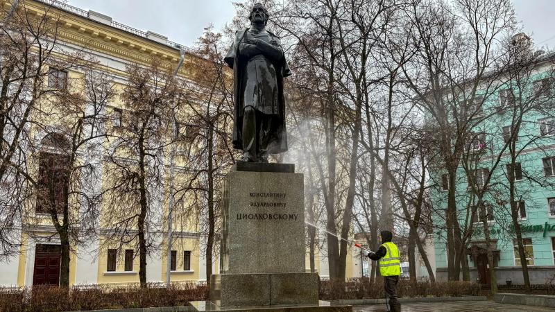 В Рязани после зимы моют памятники и монументы