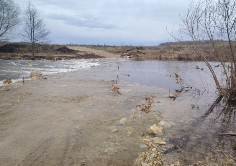 В Михайловском округе затопило дорогу в деревне Серебрянь
