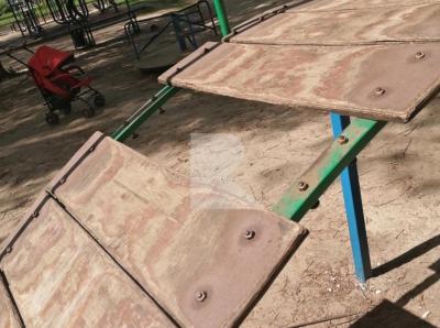 Рязанцы пожаловались на сломанную детскую площадку в парке Гагарина