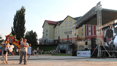 Рязанцы гуляют по центру у «Старого города»