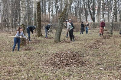 Рязанские активисты ОНФ провели субботник в парке Гагарина