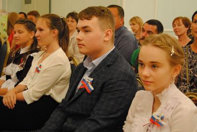 Николай Любимов вручил паспорта молодым рязанцам