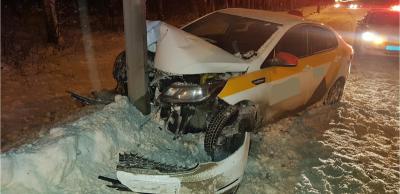 В Рязани госпитализировали таксиста, протаранившего столб