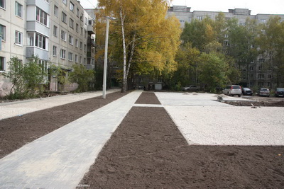 В Рязани подрядчики начали устранять недостатки прошлогоднего ремонта дворов