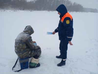 Рязанским рыбакам разъяснили правила поведения на льду