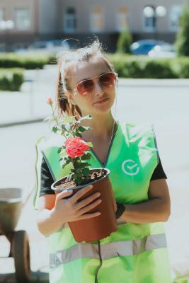 Волонтёры Рязанского отделения Сбербанка высадили цветы у больницы имени Семашко