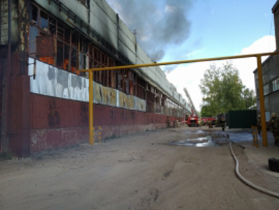 На месте пожара на Комбайновом заводе работает лаборатория Роспотребнадзора