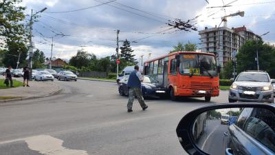 На Касимовском шоссе в Рязани столкнулись Ford и автобус