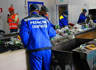 Для экоактивистов провели экскурсию на рязанский завод по сортировке отходов