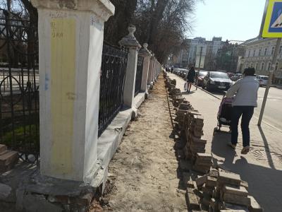 Возле ограды Верхнего горпарка Рязани начали разбирать тротуарную плитку