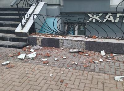 На улице Ленина в Рязани со здания рухнула часть фасада