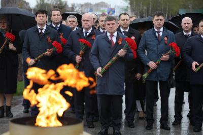 Игорь Маковский и руководство «Россети Центр» возложили цветы к мемориалу героям-энергетикам в Туле